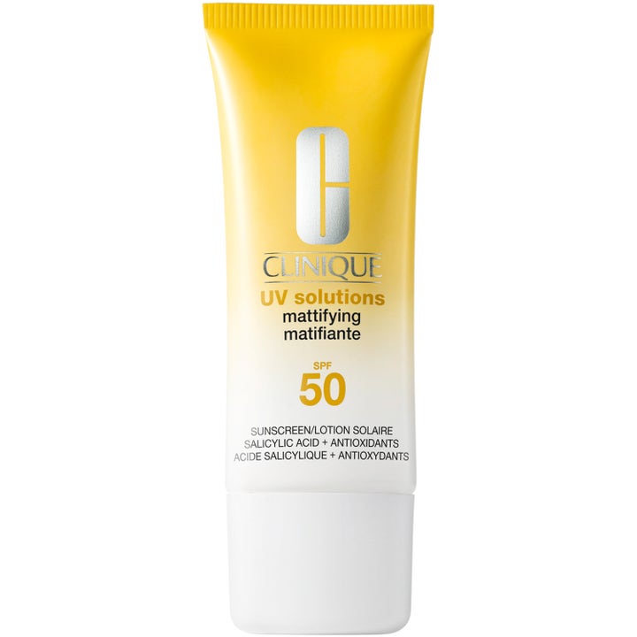 Clinique UV Solutions Mattifying SPF 50 matistava aurinkovoide keltaisessa liukuvärjätyssä tuubissa valkoisella korkilla.