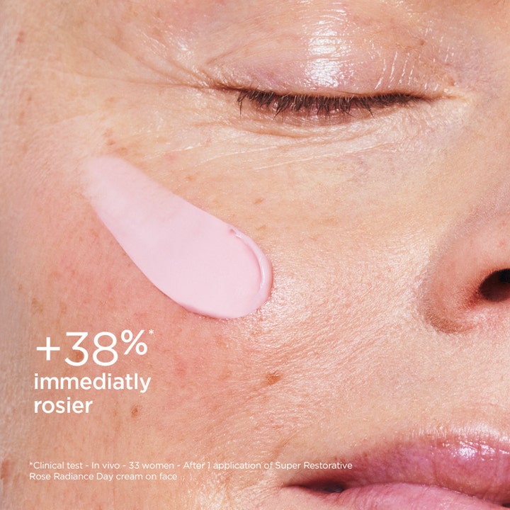 Clarins Rose Radiance Super Restorative 50 ml heleyttävä päivävoide, vaaleanpunainen voide iholla, +38% immediately rosier.