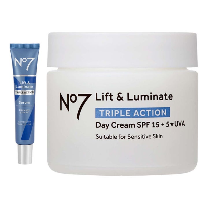 No7 Lift & Luminate Triple Action kiinteyttävä seerumi sinisessä tuubissa ja SPF 15 päivävoide valkoisessa purkissa.