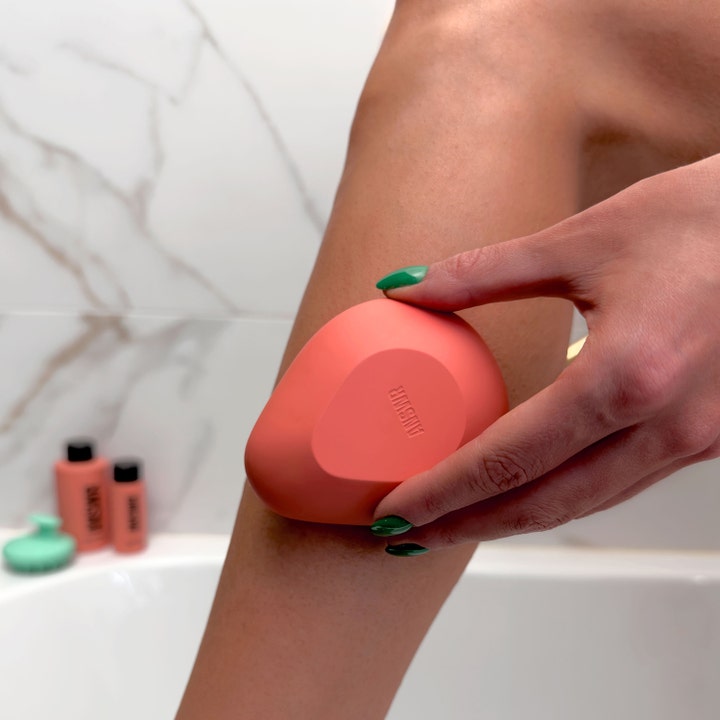 ANSWR Exfoliating Hair Removal Drop 1 kpl kuoriva karvanpoisto antaa sileän ihon persikanvärisellä pisaralla säärellä.