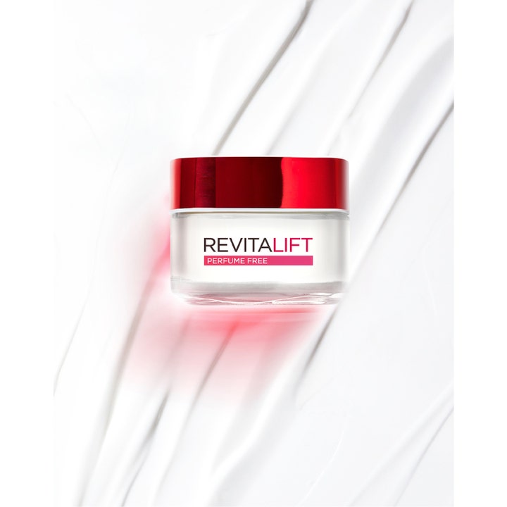 L'Oréal Paris Revitalift Hydrating Cream 50 ml hajusteeton päivävoide punakantisessa lasipurkissa voidemaisella taustalla