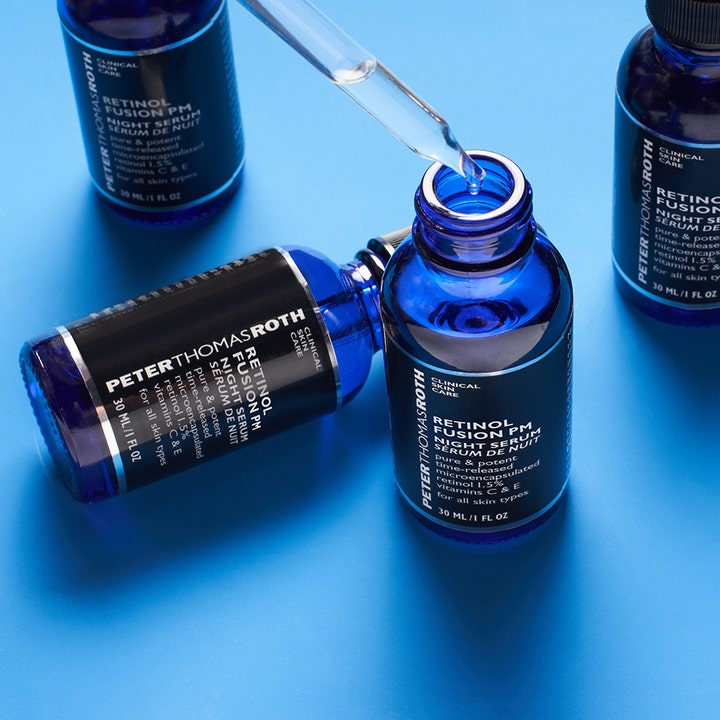 Peter Thomas Roth Retinol Fusion Pm 30 ml uudistava yöseerumi sinisessä lasipullossa pipetin kanssa.