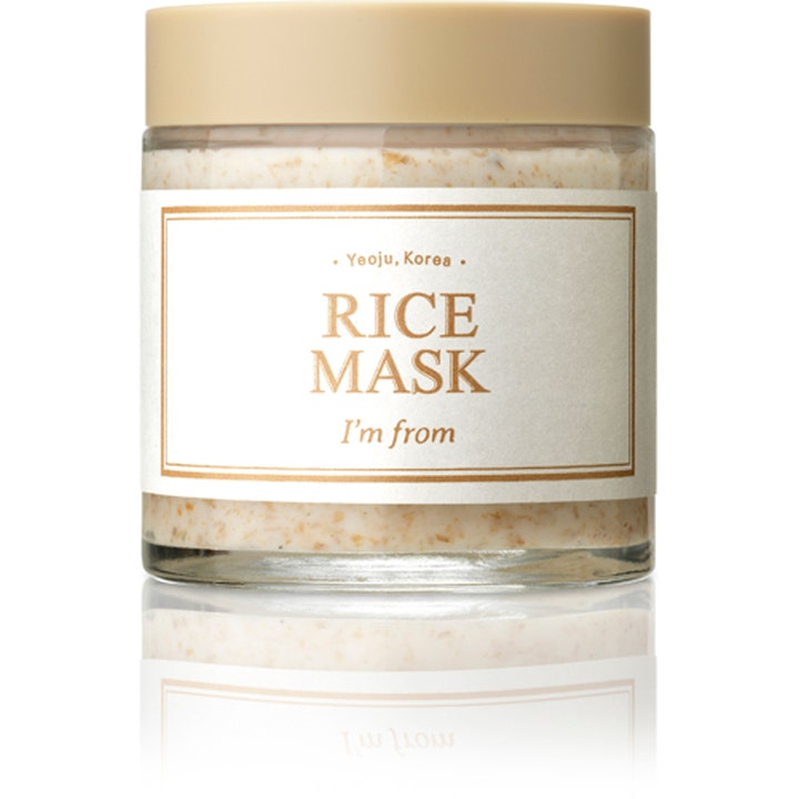 I'm From Rice Mask 110 g kirkastava kasvonaamio lasipurkissa, jossa on vaalea kansi ja rakeinen koostumus.
