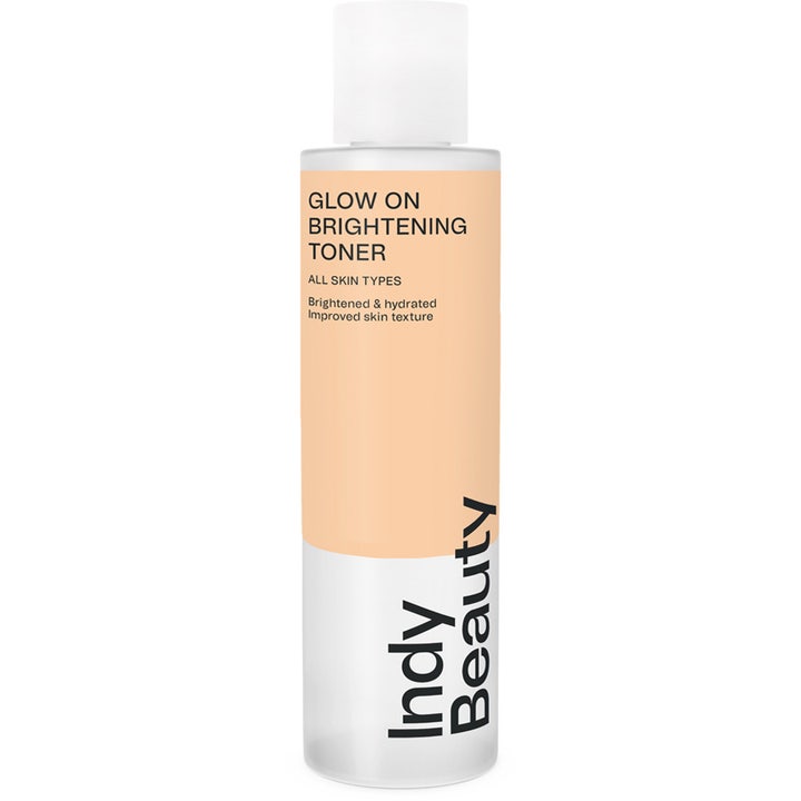 Indy Beauty Glow On Brightening Toner 150 ml heleyttävä kasvovesi persikanvärisellä etiketillä.