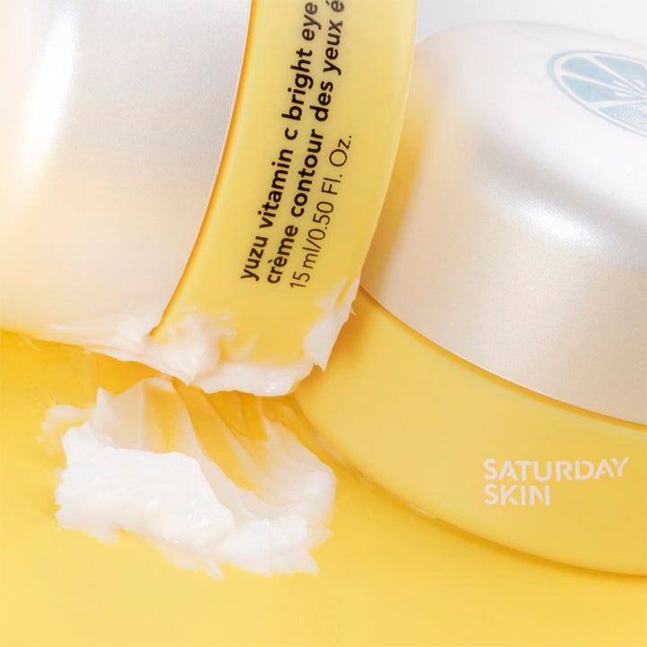Saturday Skin Yuzu Vitamin C Bright Eye Cream 15 ml kirkastava silmänympärysvoide ja täyteläinen valkoinen koostumus.