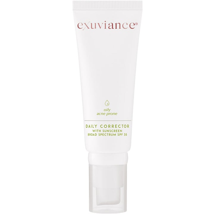 Exuviance Daily Corrector SPF 35 50 ml akneihon päivävoide valkoisessa pumpputuubissa, jossa on kirkas korkki.