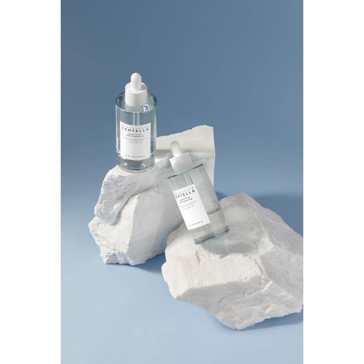 SKIN1004 Madagascar Centella Hyalu-Cica First Ampoule 100 ml kosteuttava seerumi kirkkaissa pulloissa valkoisilla kivillä