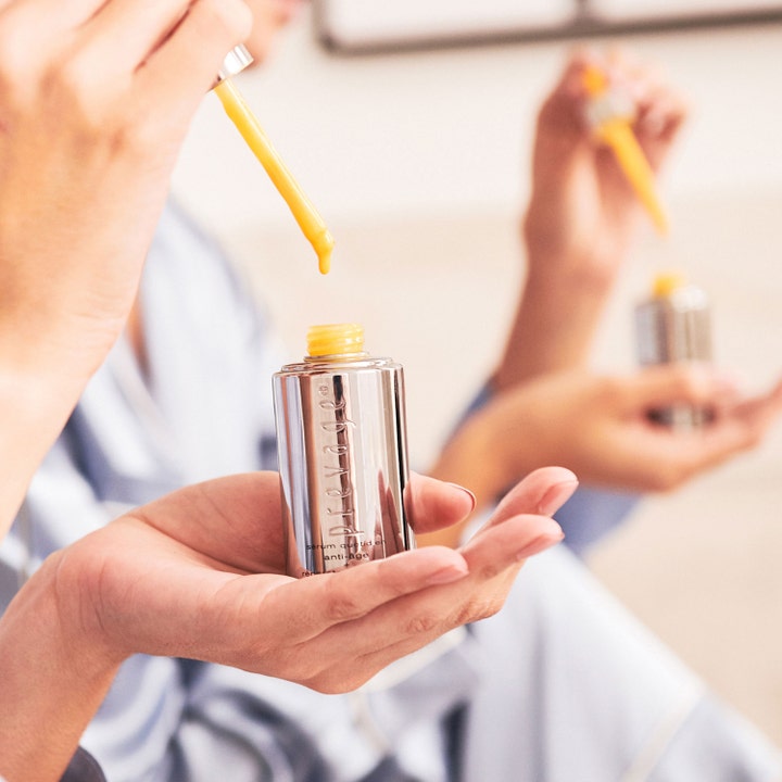 Elizabeth Arden Prevage Anti-Aging Intensive Repair Daily Serum 30 ml anti-age seerumi hopeisessa pullossa pipetillä.