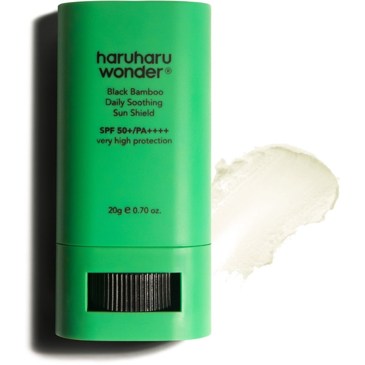 haruharu wonder Black Bamboo Daily Soothing Sun Shield 20 g SPF 50+ aurinkosuojapuikko vihreässä hylsyssä ja vaalea voide.