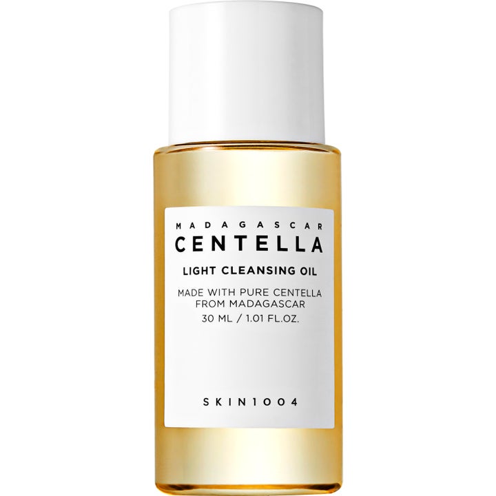 SKIN1004 Madagascar Centella Light Cleansing Oil 30 ml puhdistusöljy kultaisessa pullossa.