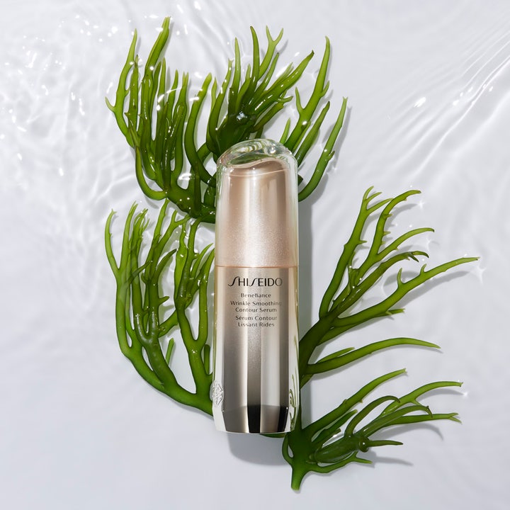Shiseido Benefiance Wrinkle Smoothing Serum 30 ml silottava kasvoseerumi kultaisessa pullossa merilevän päällä