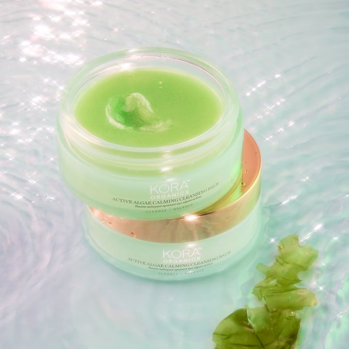 KORA Organics Active Algae Melting Cleansing Balm 100 g rauhoittava puhdistusvoide ja vihreä koostumus vedessä.