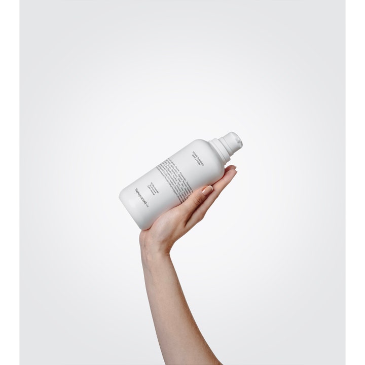 Niche Beauty Lab Transparent Lab Vitamin Enriched Body Lotion 400 ml on kädessä pidettävä valkoinen pumppupullo.