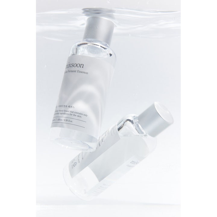 Mixsoon Bifida Ferment Essence 100 ml vahvistava seerumi kirkkaissa muovipulloissa veden alla.