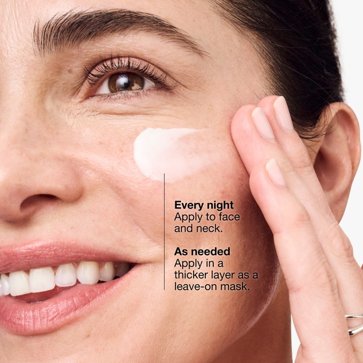 Clinique Smart Clinical Repair Overnight Recovery Cream and Mask 50 ml elvyttävä yövoide jota nainen levittää kasvoilleen.