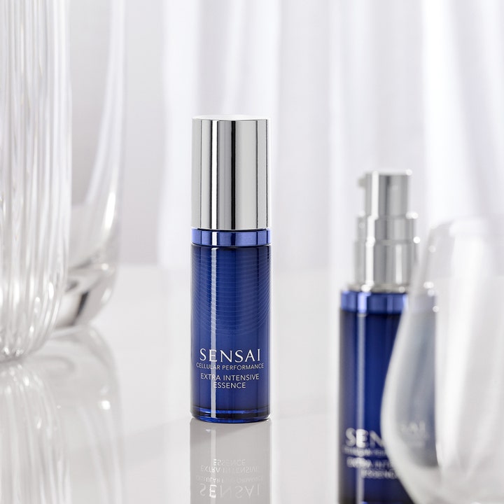 Sensai Cellular Performance Extra Intensive Essence 40 ml elvyttävä hoitoneste sinisessä hopeakorkkisessa pullossa
