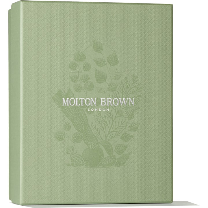 Molton Brown Gift Set Tea Ceremony Collection 307,5 ml vartalonhoitosetti vihreässä tekstumuotoisessa pakkauksessa.