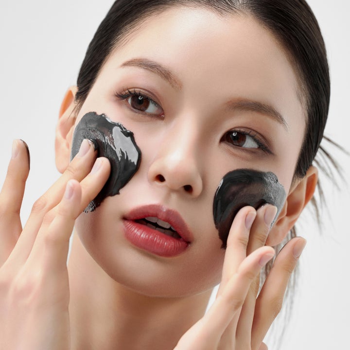 House of Hur Midnight Soothing Cleansing Balm 50 ml rauhoittava puhdistusbalmi levitettynä kasvoille.