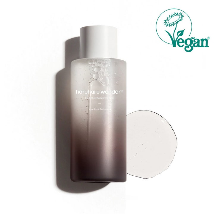 Haruharu Wonder Black Rice Hyaluronic Toner 300 ml vegaaninen kasvovesi liukuvärjätyssä pullossa.