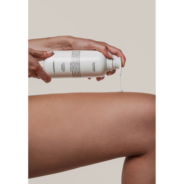 Niche Beauty Lab Transparent Lab Aha Smoothing Body Lotion 400 ml silottava vartalovoide annosteltuna iholle pullosta.