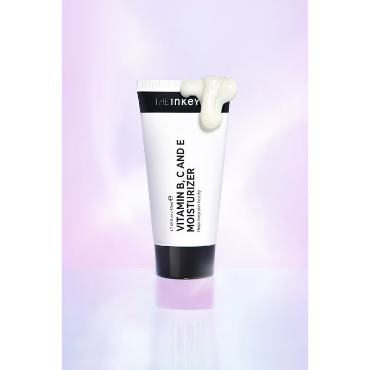 The INKEY List Vitamin B, C and E Moisturizer 50 ml kirkastava kasvovoide ja kermainen koostumus tuubin päällä.