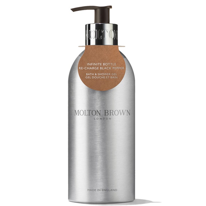 Molton Brown Re-charge Black Pepper 400 ml virkistävä suihkugeeli hopeisessa alumiinipullossa mustalla pumpulla.