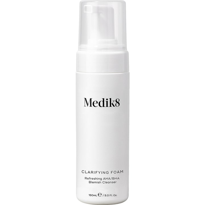 Medik8 Clarifying Foam 150 ml syväpuhdistava AHA/BHA-puhdistusvaahto valkoisessa pumppupullossa kirkkaalla korkilla.