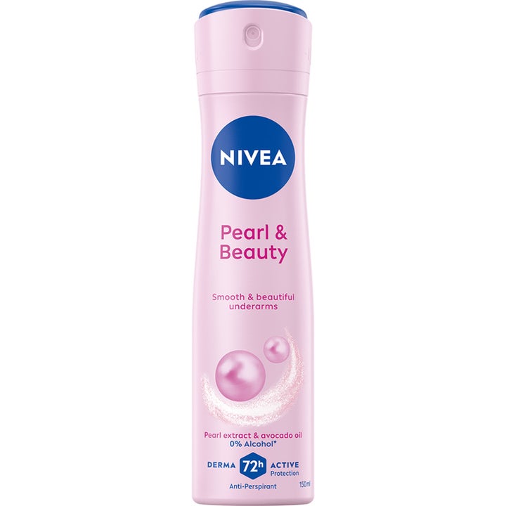 Nivea Pearl & Beauty 150 ml antiperspirantti silottaa ihoa vaaleanpunaisessa suihkepullossa jossa on sininen korkki.