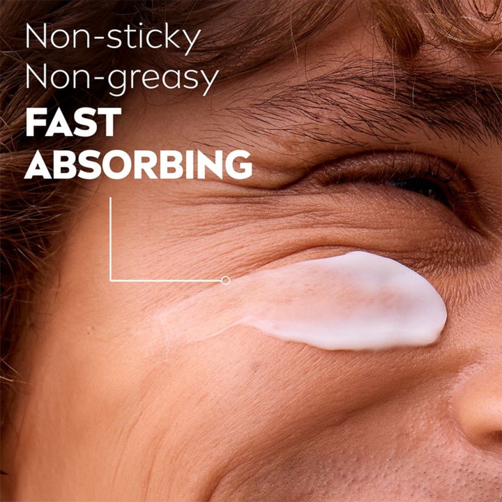 NIVEA Sensitive Moisturiser 75 ml rauhoittava kasvovoide SPF 15 osana miesten kattavaa ihonhoitorutiinia.