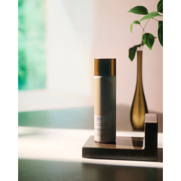 Sensai Silky Bronze Cooling Protective Suncare Spray 150 ml SPF50 suojaava solkräm valkoisessa pullossa kultaisin yksityiskohdin