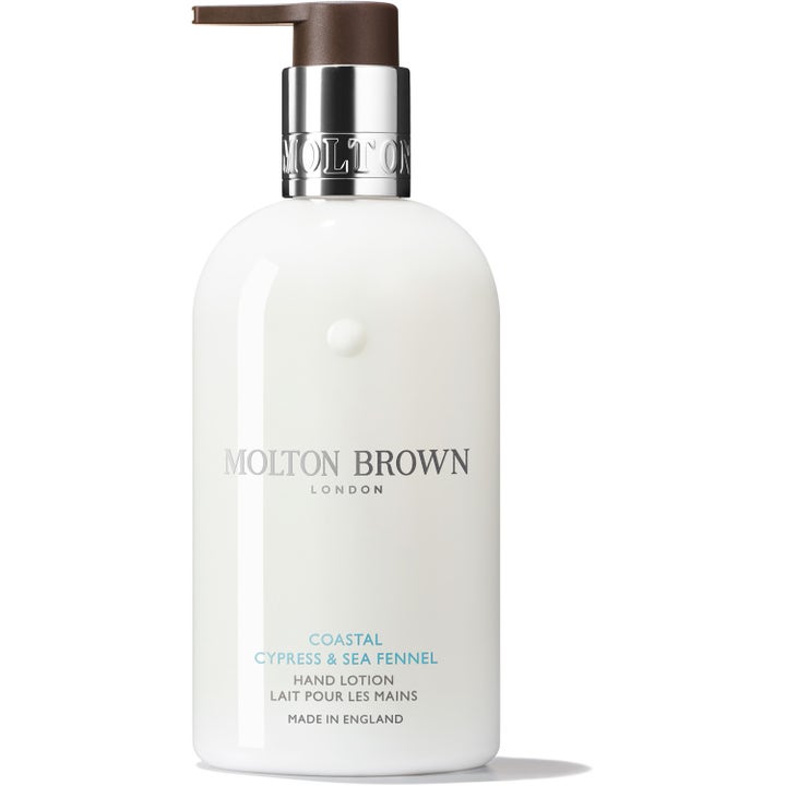 Molton Brown Coastal Cypress & Sea Fennel 300 ml kosteuttava käsivoide valkoisessa pumppupullossa hopeisella korkilla