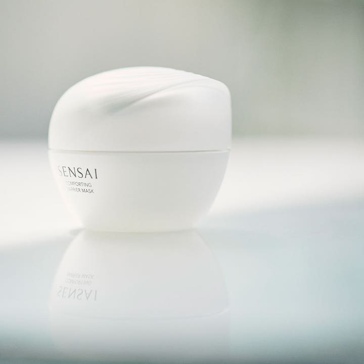 Sensai Comforting Barrier Mask 60 ml rauhoittava kasvonaamio valkoisessa pyöreässä purkissa.
