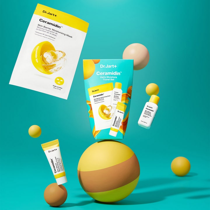 Dr.Jart+ Ceramidin Hello Moisture Travel Set 22 ml ihonhoitosetti keltaisissa pakkauksissa turkoosilla taustalla.
