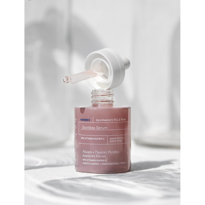 KORRES Apothecary Wild Rose Spotless Serum 30 ml kirkastava C-vitamiini seerumi vaaleanpunaisessa lasipullossa pipetillä