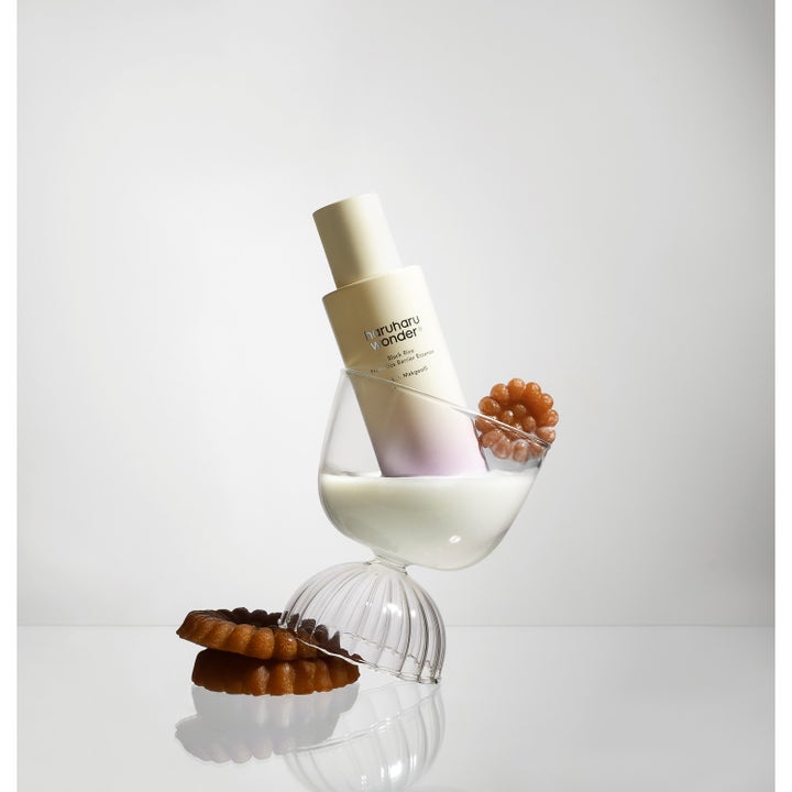 haruharu wonder Black Rice Probiotics Barrier Essence 120 ml vahvistava essence maitomaisessa lasissa keksien kera