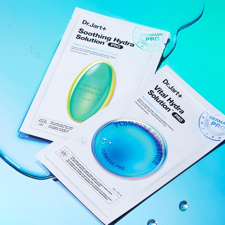 Dr.Jart+ Dermask Vital Hydra Solution Pro 26 g kosteuttava kangasnaamio sinisellä vesipinnalla.