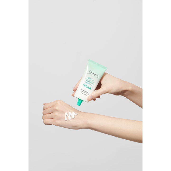 Make Prem No Sebum Sun Cream 50 ml aurinkovoide jättää mattapinnan ja valkoinen voidekoostumus näkyy kädellä