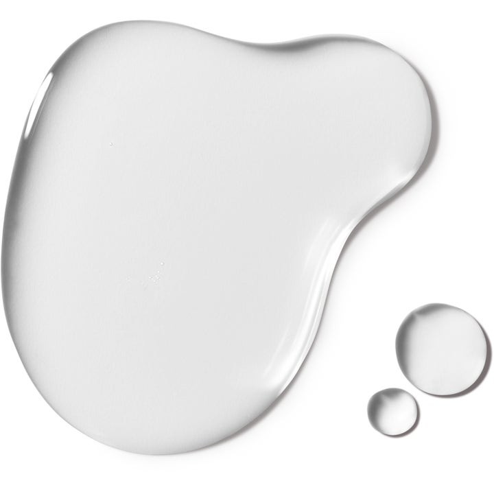 MAC Cosmetics Dew Over Micellar Water 100 ml puhdistava misellivesi kirkkaana nestemäisenä tekstuurina