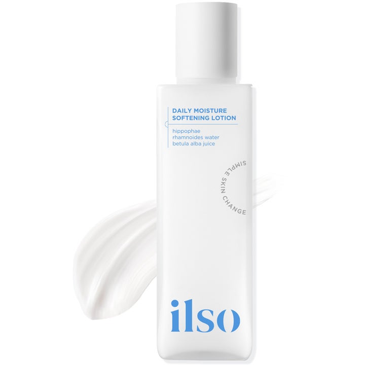 ilso Daily Moisture Softening Lotion pehmentävä emulsiovoide valkoisessa pullossa ja kermainen valkoinen koostumus.