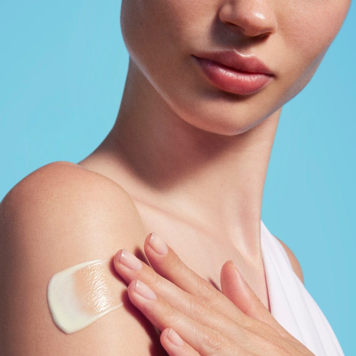 Biotherm Waterlover Creme Solaire Anti-Age SPF50 50 ml anti-age aurinkovoide ja iholle levitettävä vaalea koostumus.