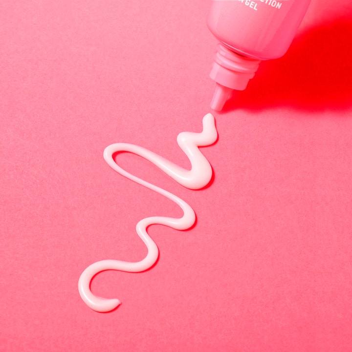 Nuxe Créme Prodigieuse Boost Multi-Correction Eye Balm Gel 15 ml silmänympärysvoide pinkistä tuubista aaltoilevana geelinä.