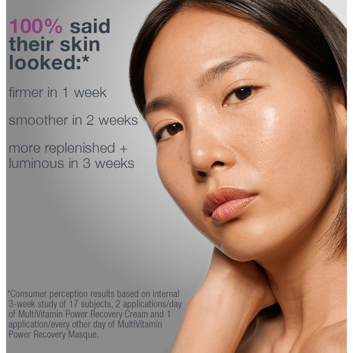 Dermalogica Stressed Skin Recovery System rauhoittava hoitosetti ja nainen jolla on kuulas ja elpynyt iho.