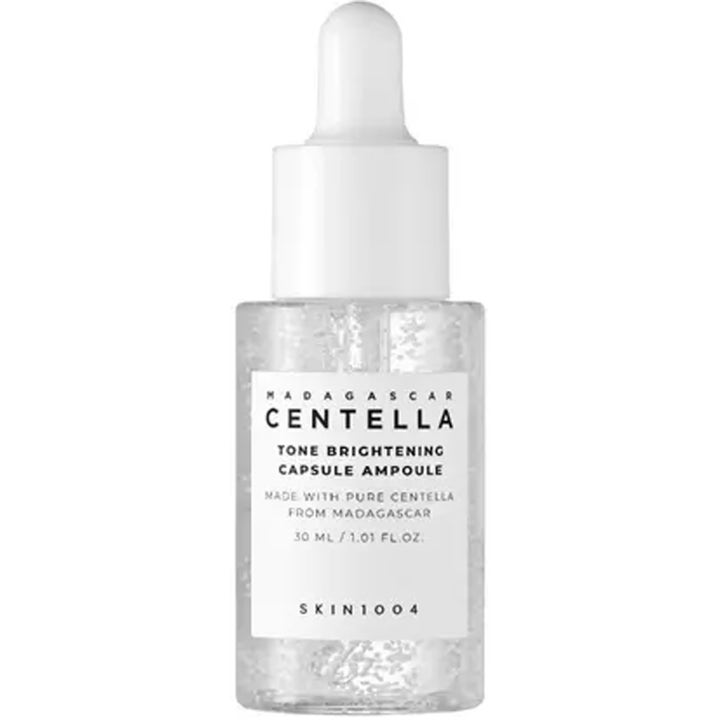 SKIN1004 Madagascar Centella Tone Brightening 30 ml kirkastava ampulli kirkkaassa pullossa, jossa näkyy pieniä kapseleita.