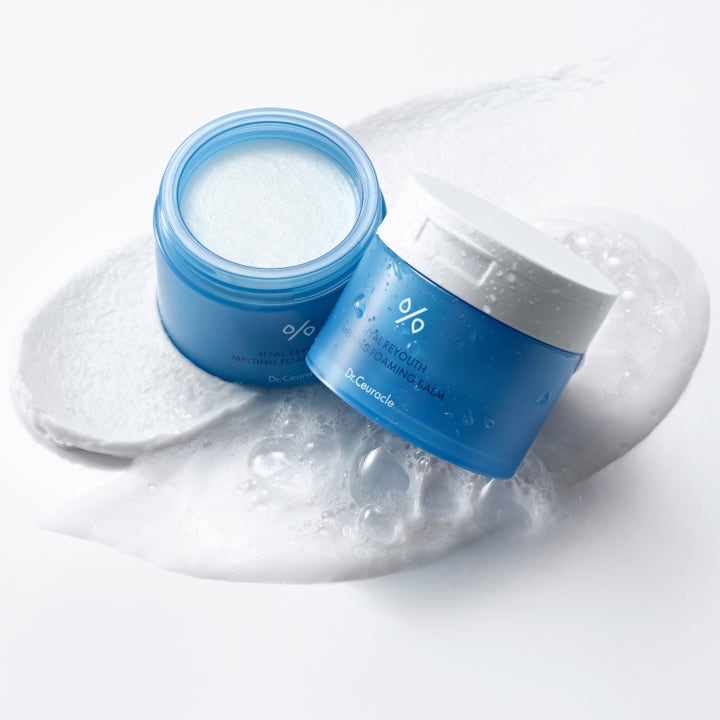Dr. Ceuracle Hyal Reyouth Melting Foaming Balm 100 ml puhdistusaine ja vaahtoava koostumus sinisessä purkissa.