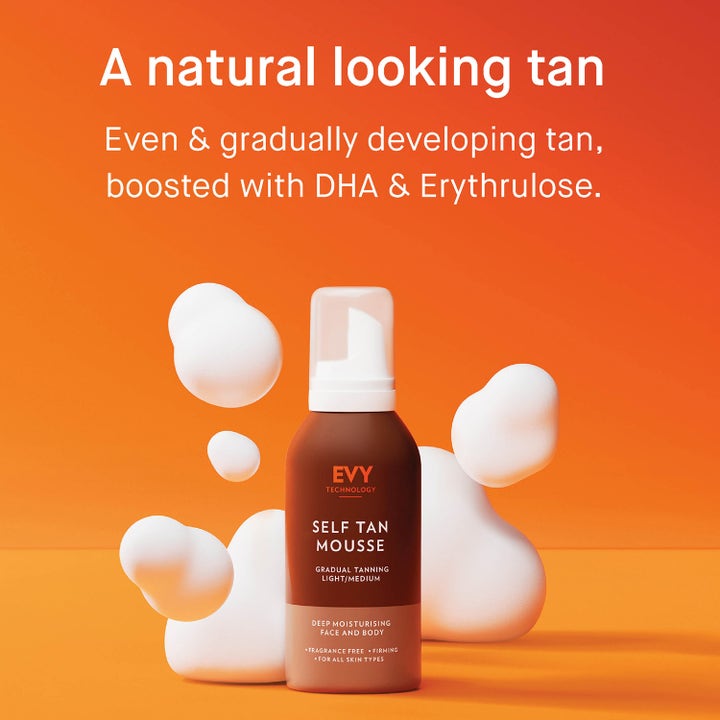 EVY Technology Selftan Face and Body Mousse 150 ml itseruskettava vaahto ja valkoisia pilviä oranssilla taustalla.