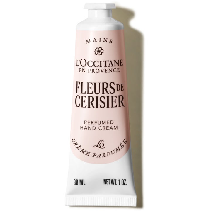 L'Occitane Fleurs de Cerisier 30 ml kosteuttava ja parfymoitu käsivoide vaaleanpunaisessa tuubissa jossa on valkoinen korkki