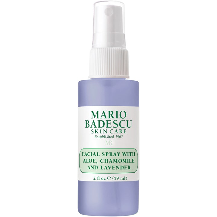 Mario Badescu Facial Spray 59 ml rauhoittava kasvosuihke lilahtavassa muovipullossa valkoisella korkilla.