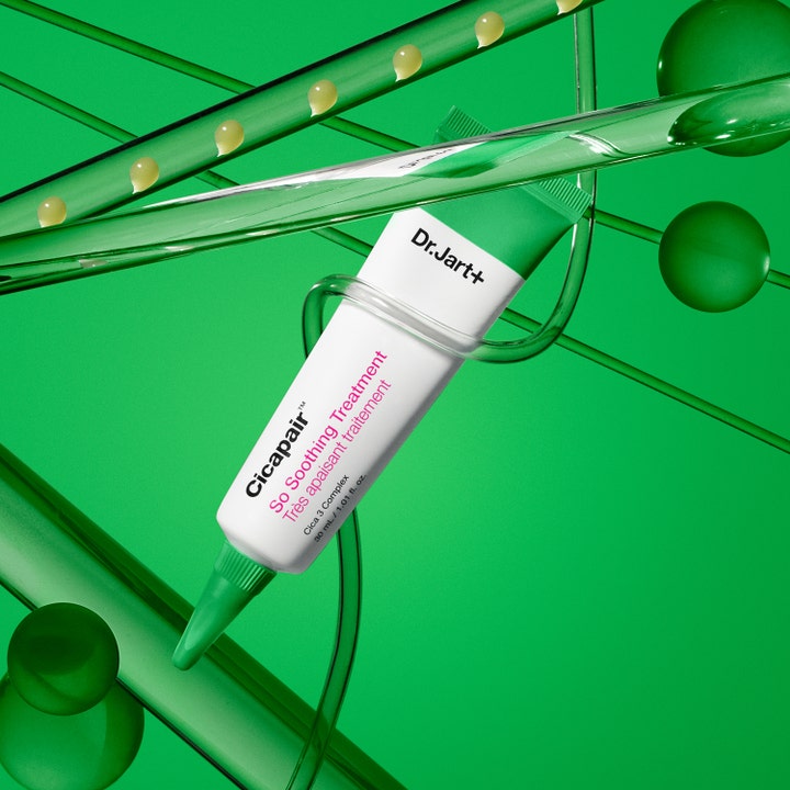 Dr.Jart+ Cicapair So Soothing Treatment 30 ml rauhoittava täsmähoito vihreällä taustalla lasiputkien ja pisaroiden kera