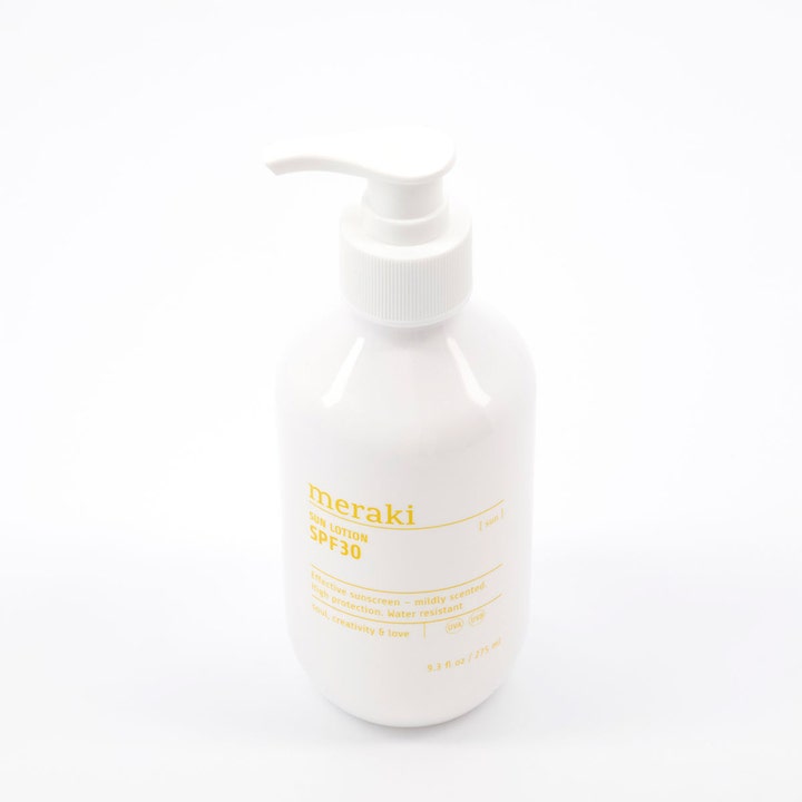 Meraki Sun Lotion SPF 30 275 ml suojaava aurinkovoide valkoisessa pumppupullossa keltaisella tekstillä.
