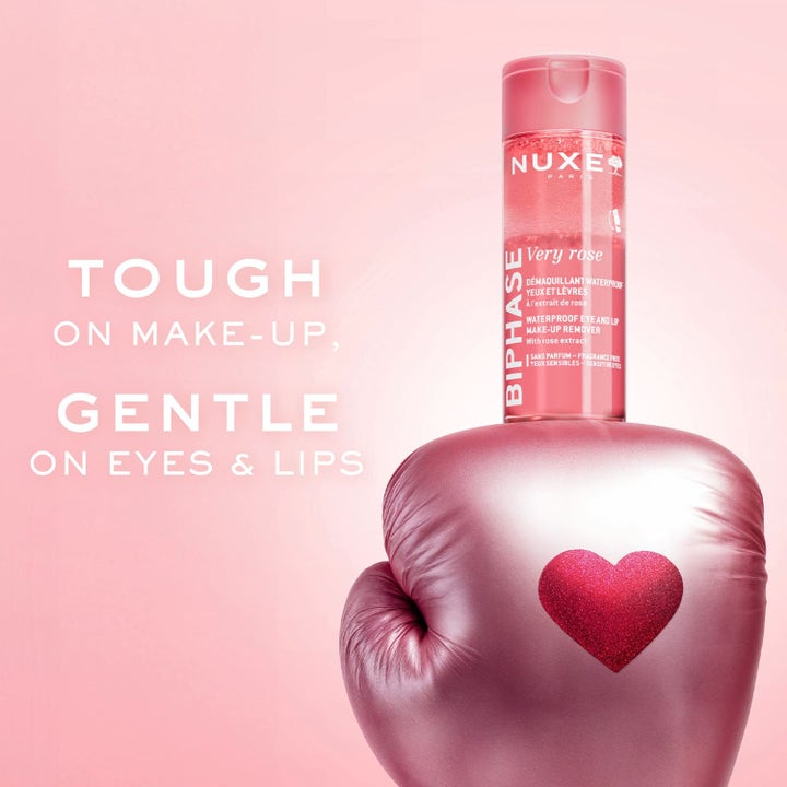 Nuxe Very Rose Biphase Makeup Remover 100 ml meikinpoistoaine vaaleanpunaisen nyrkkeilyhanskan ja sydämen päällä.